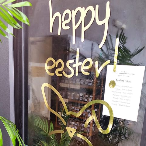 Door and Window Signage using cut vinyl in mirror gold for Noosa Chocolate Factory by Ziggi's Print & Signs